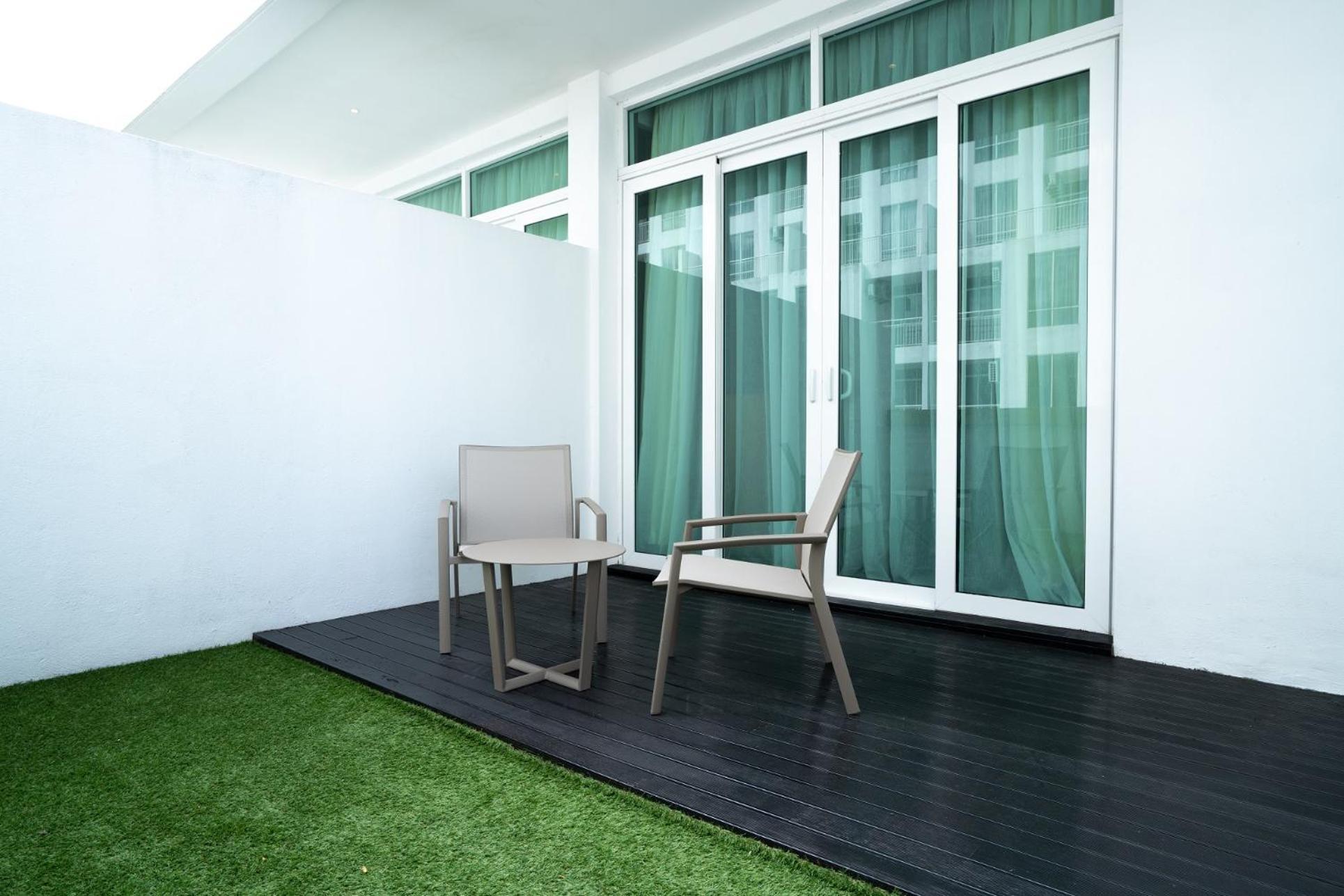 Patio Deluxe King Room